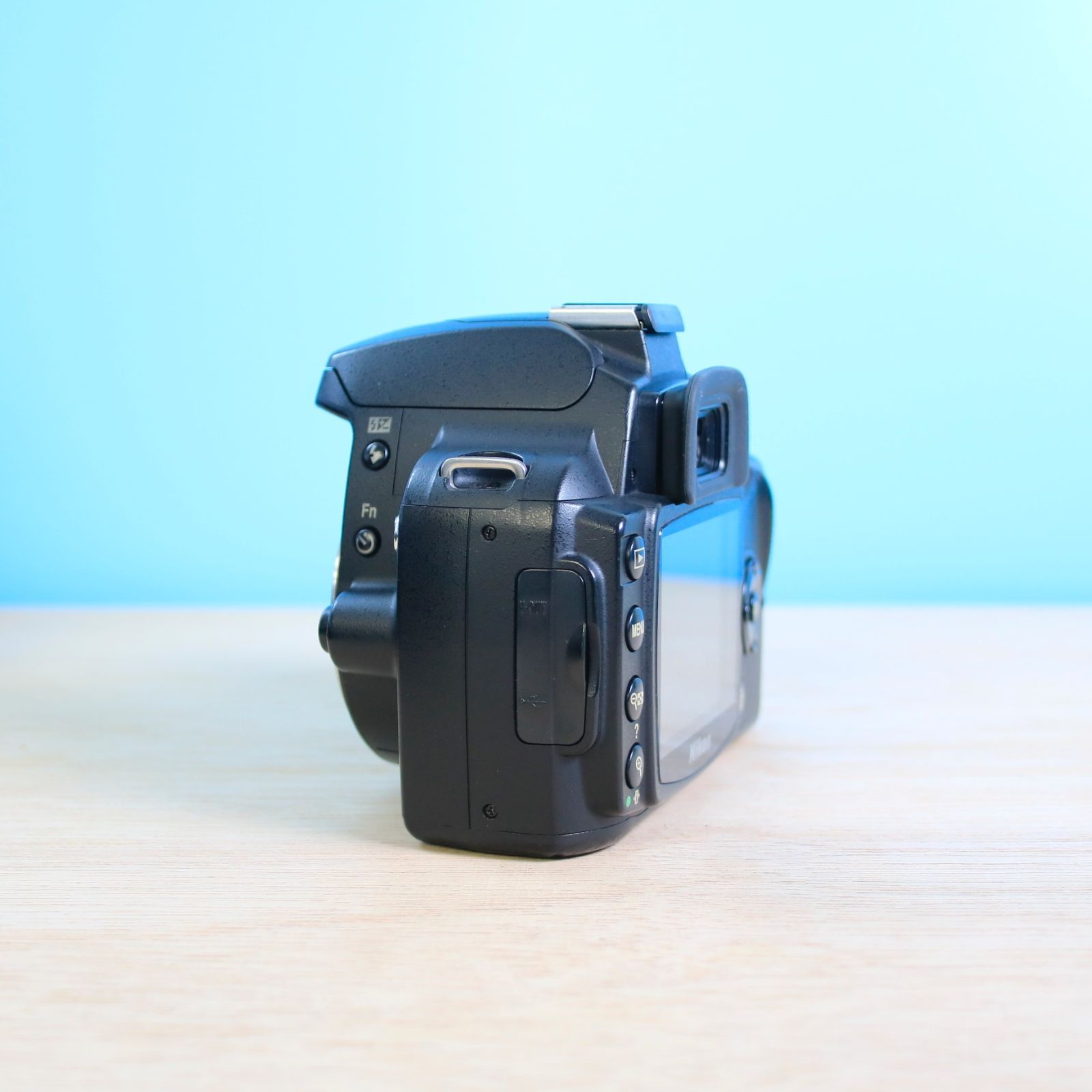 Nikon D40 ボディ ブラック 充電器付き 完動品❁ Nikon D40 ニコン カメラボディ 充電器付き バッテリー付き