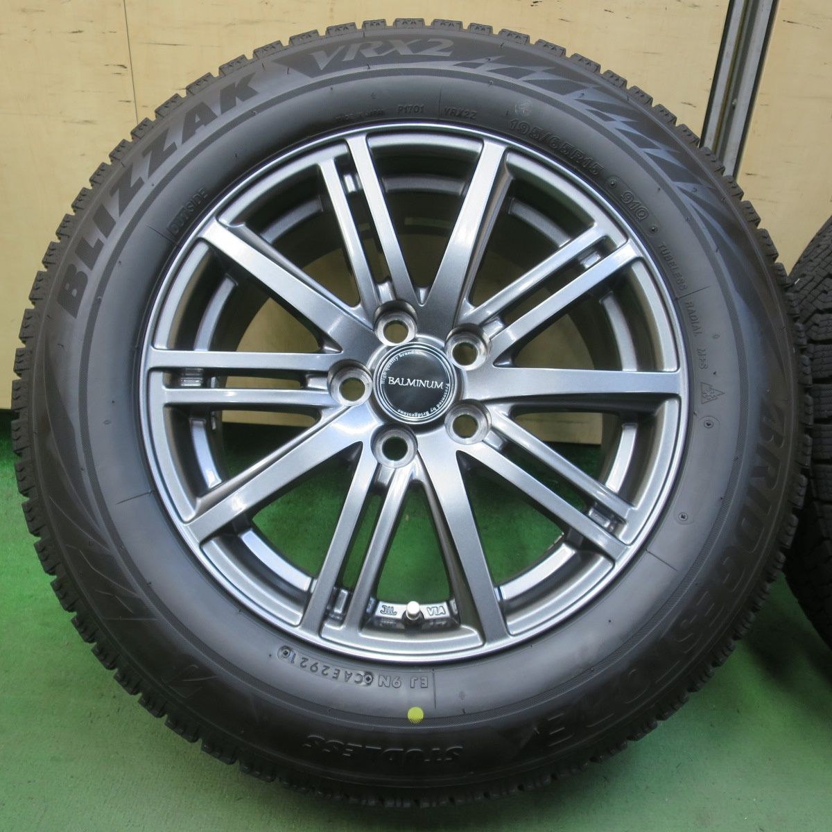 【BS BLIZZAK VRX2 195/65R15】スタッドレス【BS BALMINUM 15インチ 6J5HPCD100+43】21年製 バリ溝 プリウス等　(KTN481) バリ溝！キレイ！9.5分☆プリウス 等 195/65R15 スタッドレス