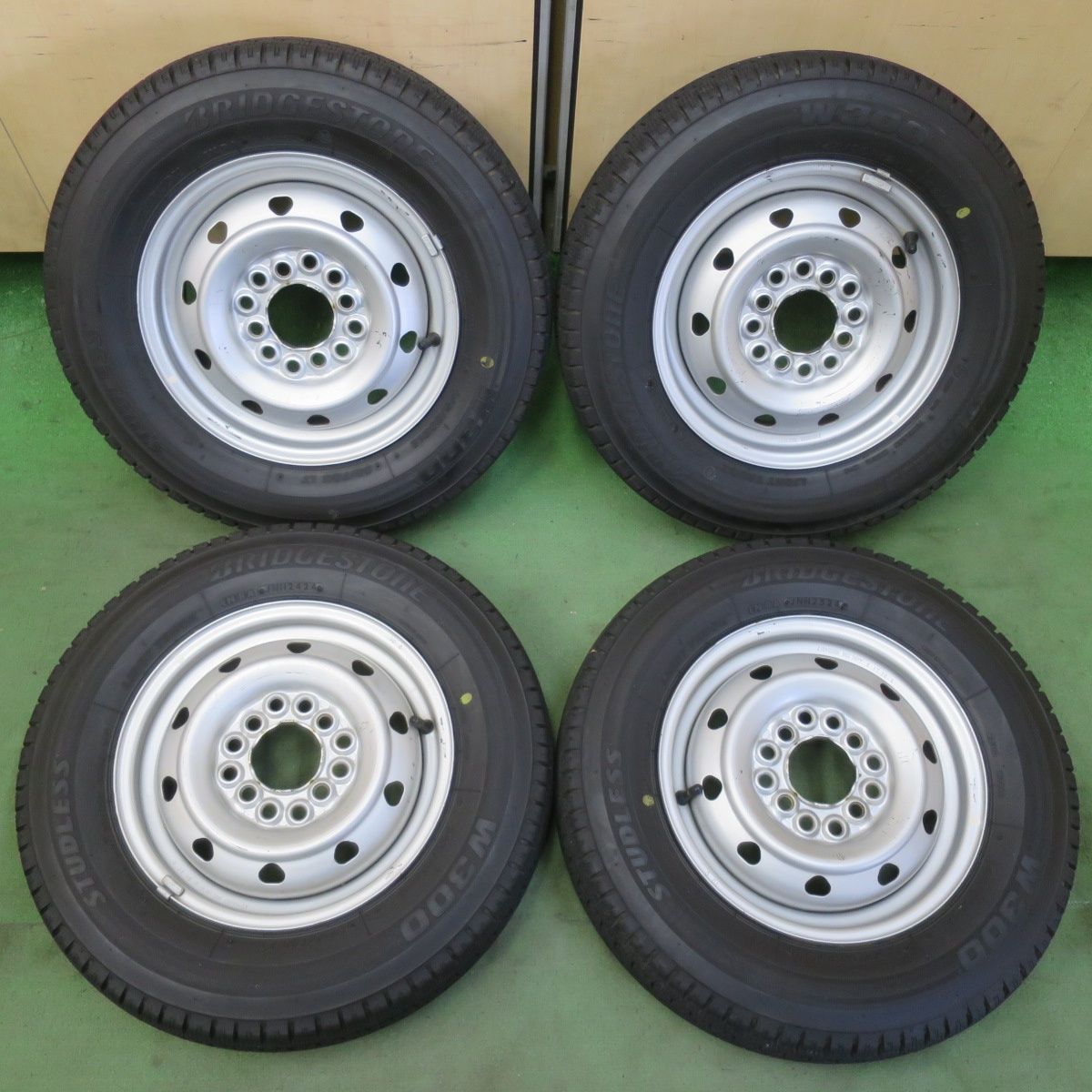 バリ溝！24年！8.5分★スタッドレス 145/80R12 80/78N ブリヂストン W300 TOPY スチール ホイール 12インチ PCD100 110 114.3/4H マルチ★6041806イス