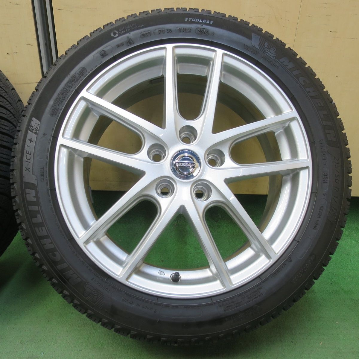 キレイ☆日産 リーフ 等 純正 エスティーロ 215/50R17 スタッドレス 