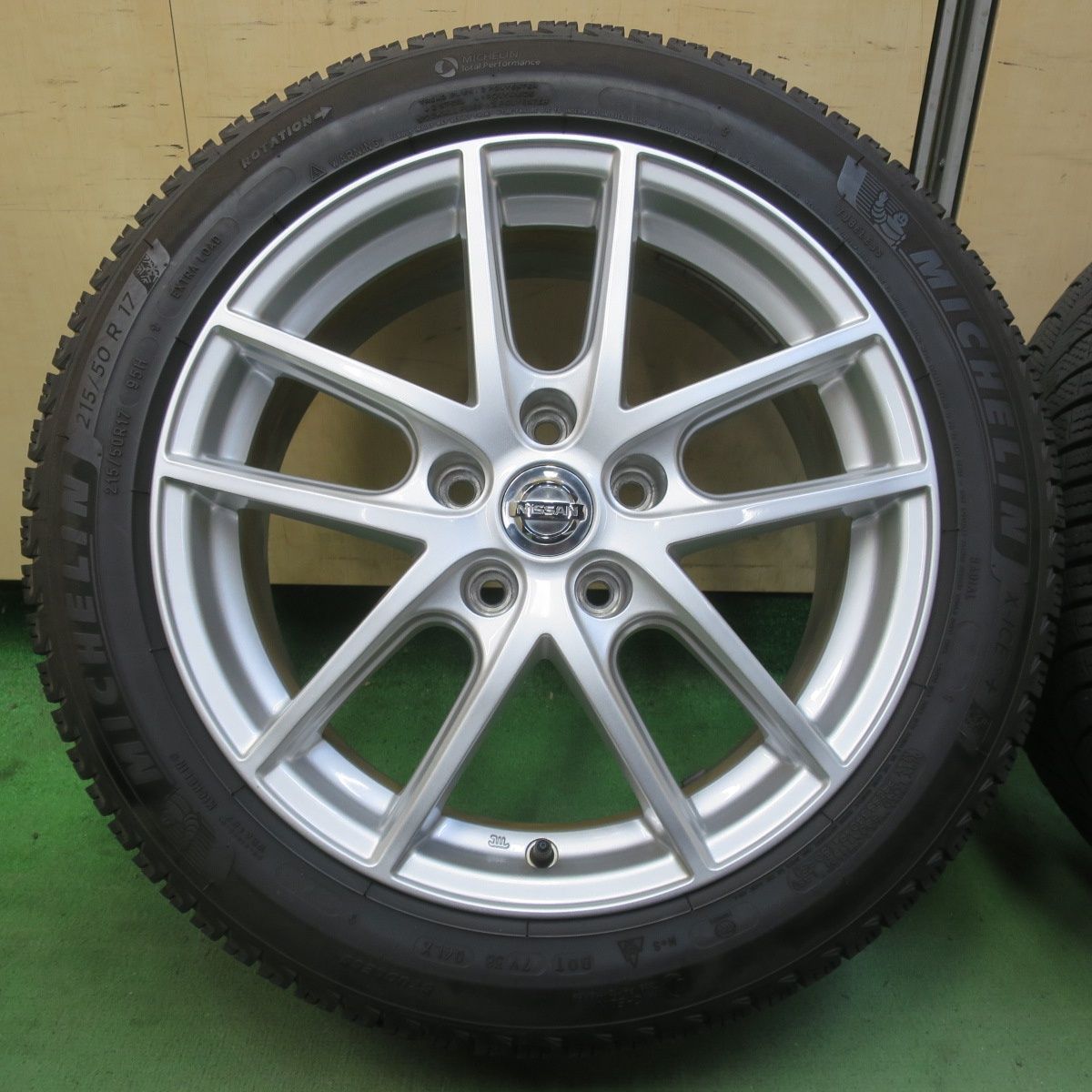 日産純正アルミホイールとスタッドレスタイヤ 215/60R17 のセット 使用頻度少ない】スタッドレスタイヤ日産純正ホイール/215/50R17