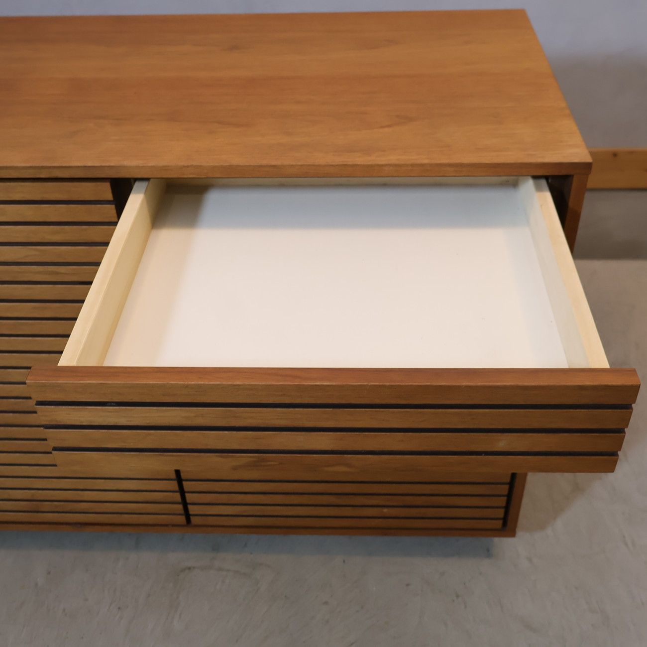 Hiromatsu Furniture(広松木工)のVERA CREPA(ベラクレッパ) キャビネット。オーク材の木目を活かしたスリットが魅力的なサイドボードは北欧スタイルやカフェ風のお部屋に♪DJ439 VERA CREPA テレビボード150 - 広松木工