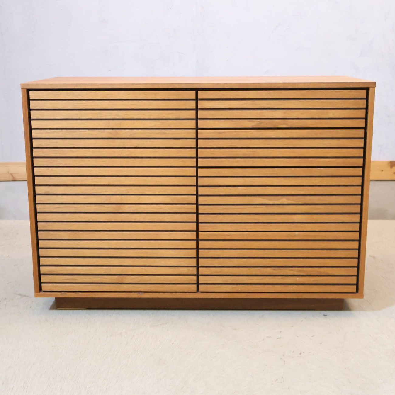 Hiromatsu Furniture(広松木工)のVERA CREPA(ベラクレッパ) キャビネット。オーク材の木目を活かしたスリットが魅力的なサイドボードは北欧スタイルやカフェ風のお部屋に♪DJ439 Hiromatsu Furniture(広松木工)のVERA CREPA(ベラクレッパ