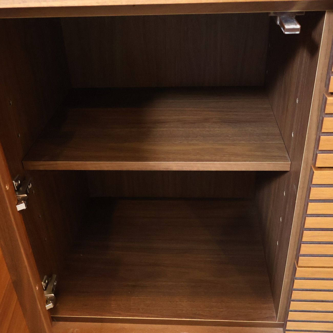 Hiromatsu Furniture(広松木工)のVERA CREPA(ベラクレッパ) キャビネット。オーク材の木目を活かしたスリットが魅力的なサイドボードは北欧スタイルやカフェ風のお部屋に♪DJ439 Hiromatsu Furniture(広松木工)のVERA CREPA(ベラクレッパ