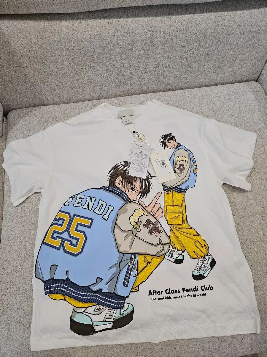 新品タグ付　FENDI KIDS　半袖Tシャツ　パーカー　匿名発送　激安　難あり 新品タグ付 FENDI KIDS 半袖Tシャツ パーカー 匿名発送 激安 難あり