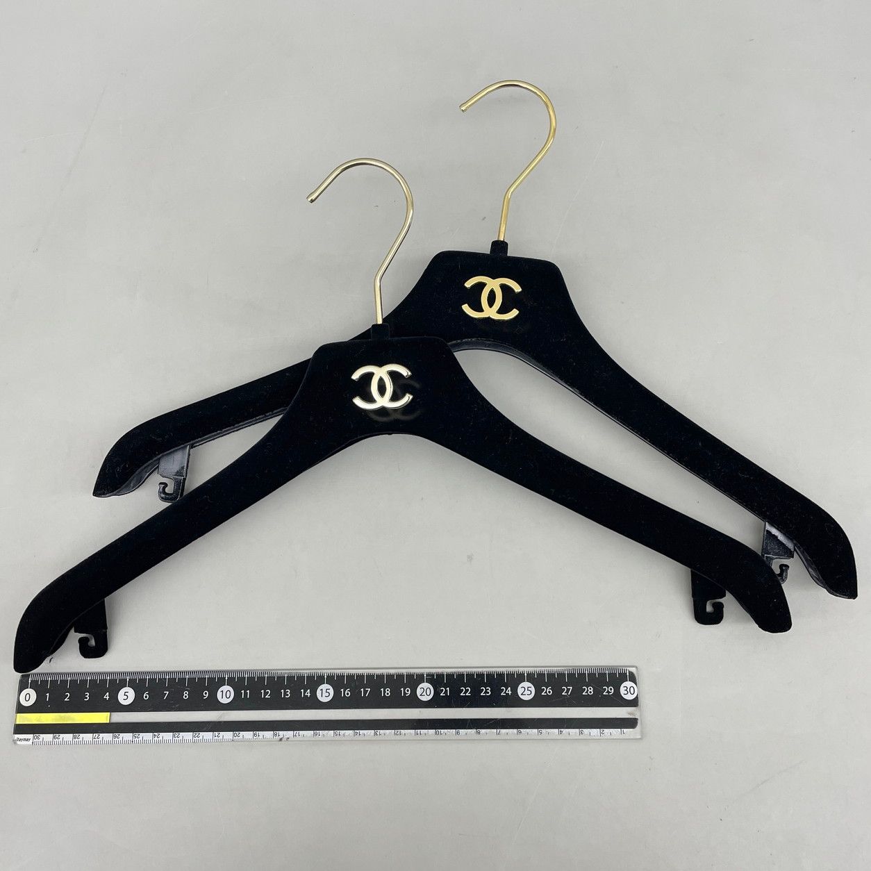 CHANEL ベロアハンガー　4本セット ハンガー 2種 計4本セット シャネル CHANEL ブラック ベロア - メルカリ