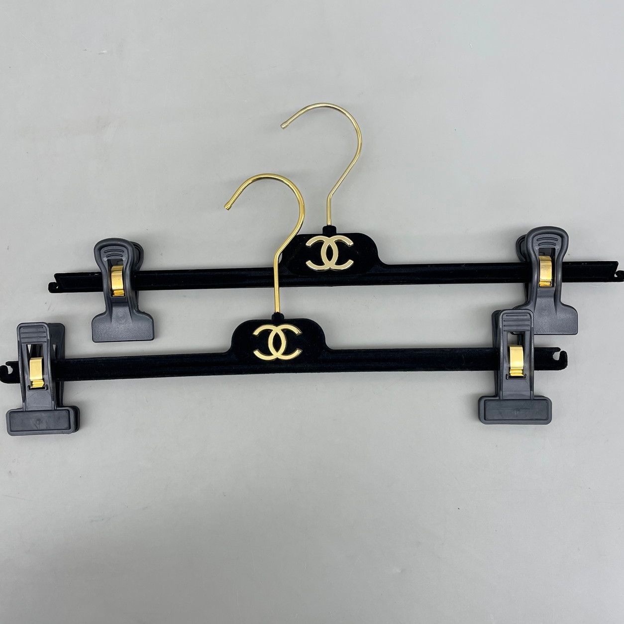 CHANEL ベロアハンガー　4本セット ハンガー 2種 計4本セット シャネル CHANEL ブラック ベロア - メルカリ