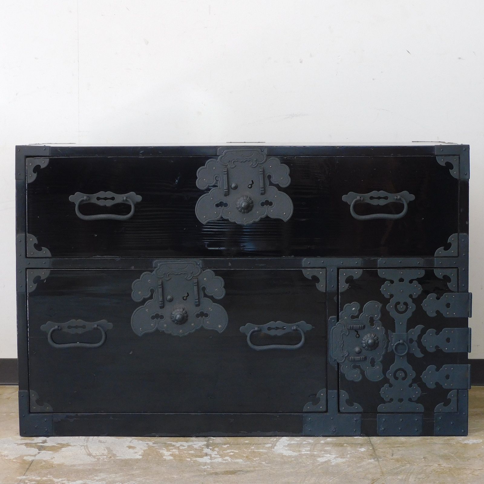 時代箪笥 庄内箪笥 黒漆 雪輪金具 丸金具 ローチェスト ローボード 半