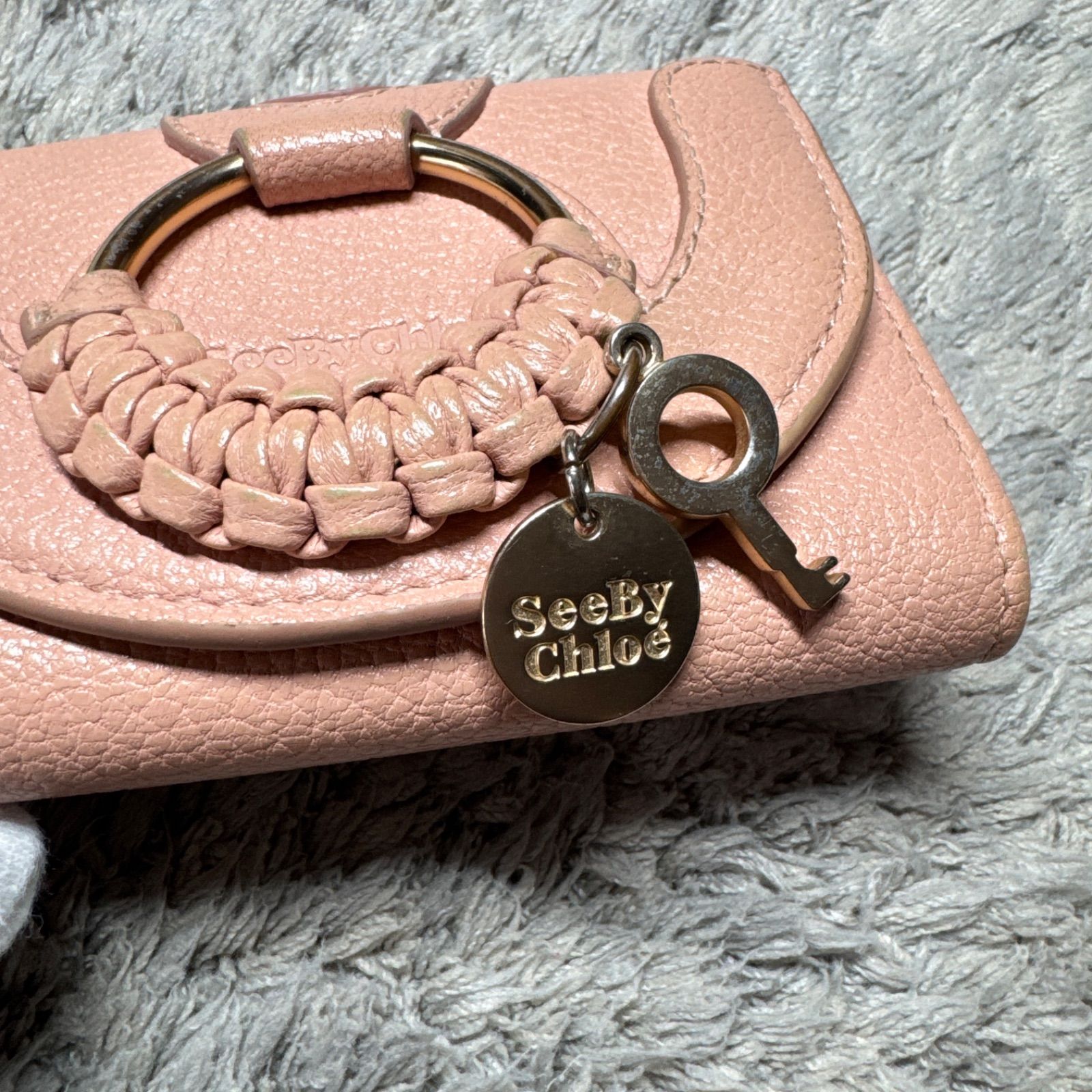 シーバイクロエ 三つ折り 財布 ピンク コンパクト レザー 中古 C08HFP See By Chloe スタッズ リング ホック 折り財布 ロゴ プレート 定番 人気 女性 レディース 革 小さい コンパクト 革 お洒落 シンプル 関送込【See By Chloe】Rosita リボン付き レザー ウォレット (See by