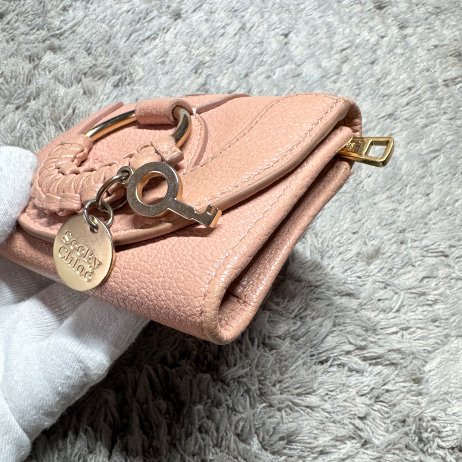 シーバイクロエ 三つ折り 財布 ピンク コンパクト レザー 中古 C08HFP See By Chloe スタッズ リング ホック 折り財布 ロゴ プレート 定番 人気 女性 レディース 革 小さい コンパクト 革 お洒落 シンプル シーバイクロエ 三つ折り 財布 ピンク コンパクト レザー C08HFP See