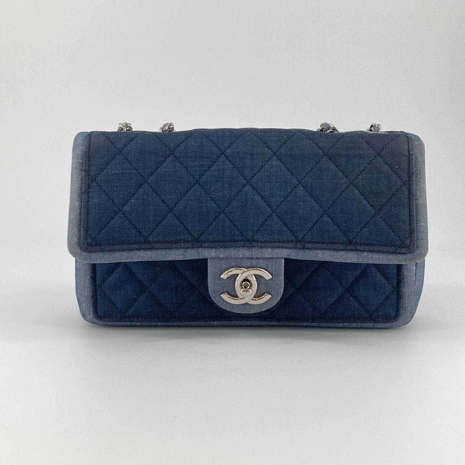 CHANEL（シャネル）マトラッセ　デニム　チェーン　ショルダー　バッグ　19番台　ブルー CHANEL - 希少 CHANEL シャネル デニム 巾着 チェーンショルダーバッグ