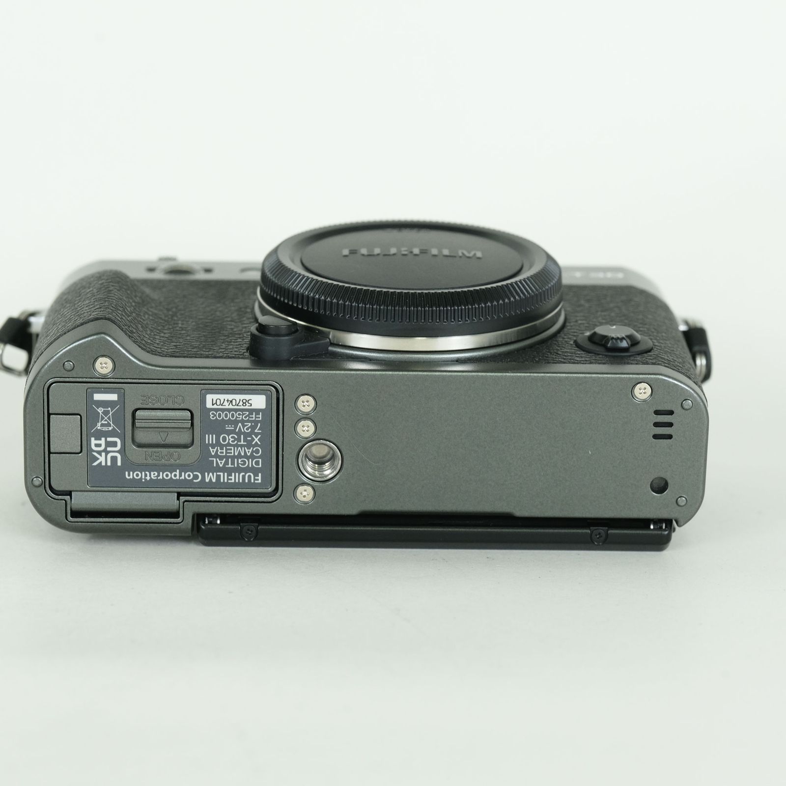 美品 | シャッター数1,800回｜L型グリップ付] FUJIFILM X-T30 III 
