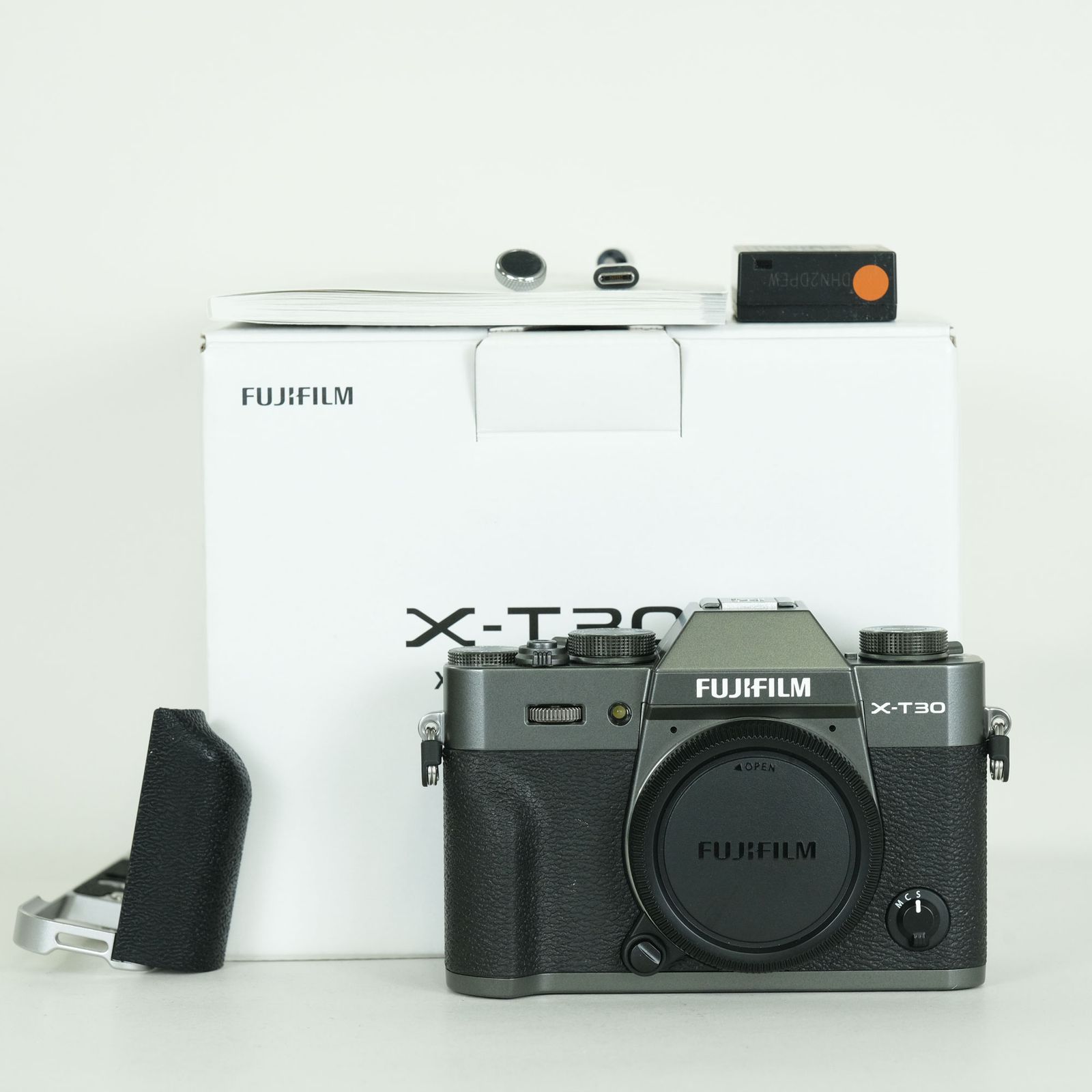 美品 | シャッター数1,800回｜L型グリップ付] FUJIFILM X-T30 III 