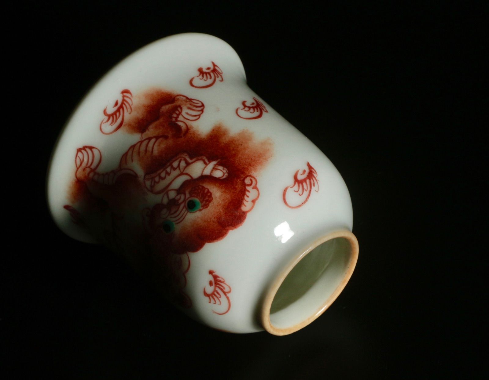 中国　赤絵　文房・水盂　獅子図・清朝・小壷 中古 染付赤絵 獅子図水盂 太師少保銘 張義泰造 文房具 磁器 CL0019