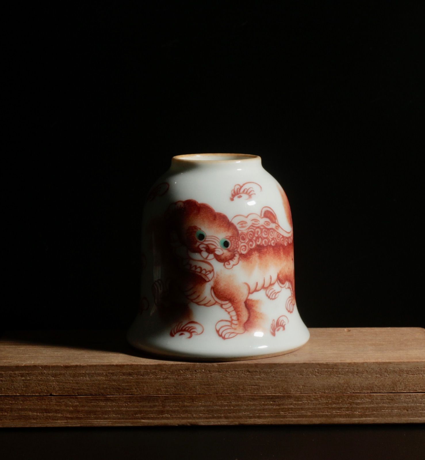 中国　赤絵　文房・水盂　獅子図・清朝・小壷 中古 染付赤絵 獅子図水盂 太師少保銘 張義泰造 文房具 磁器 CL0019