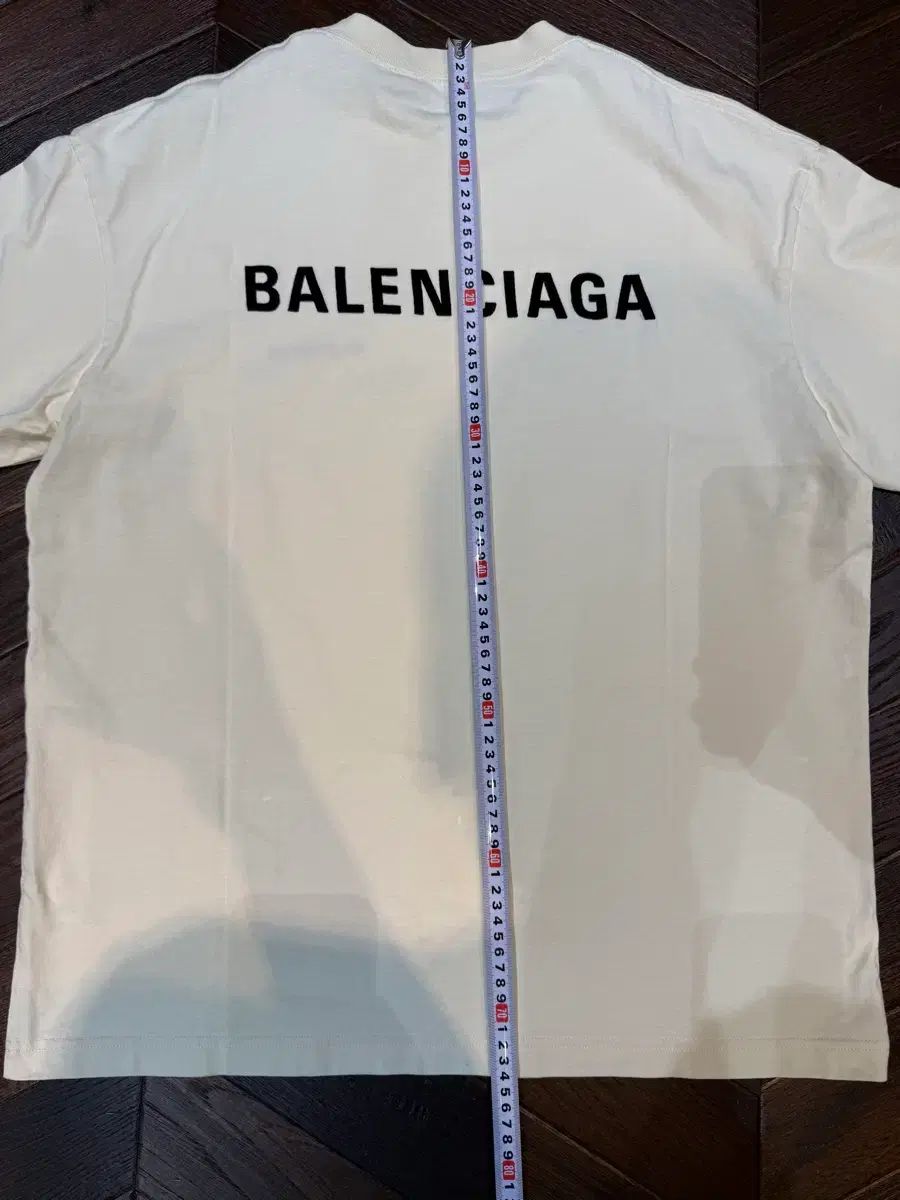 BALENCIAGA ロゴ入り 半袖Tシャツ クリーム Balenciaga tape-print Cotton T-shirt | Neutrals | FARFETCH