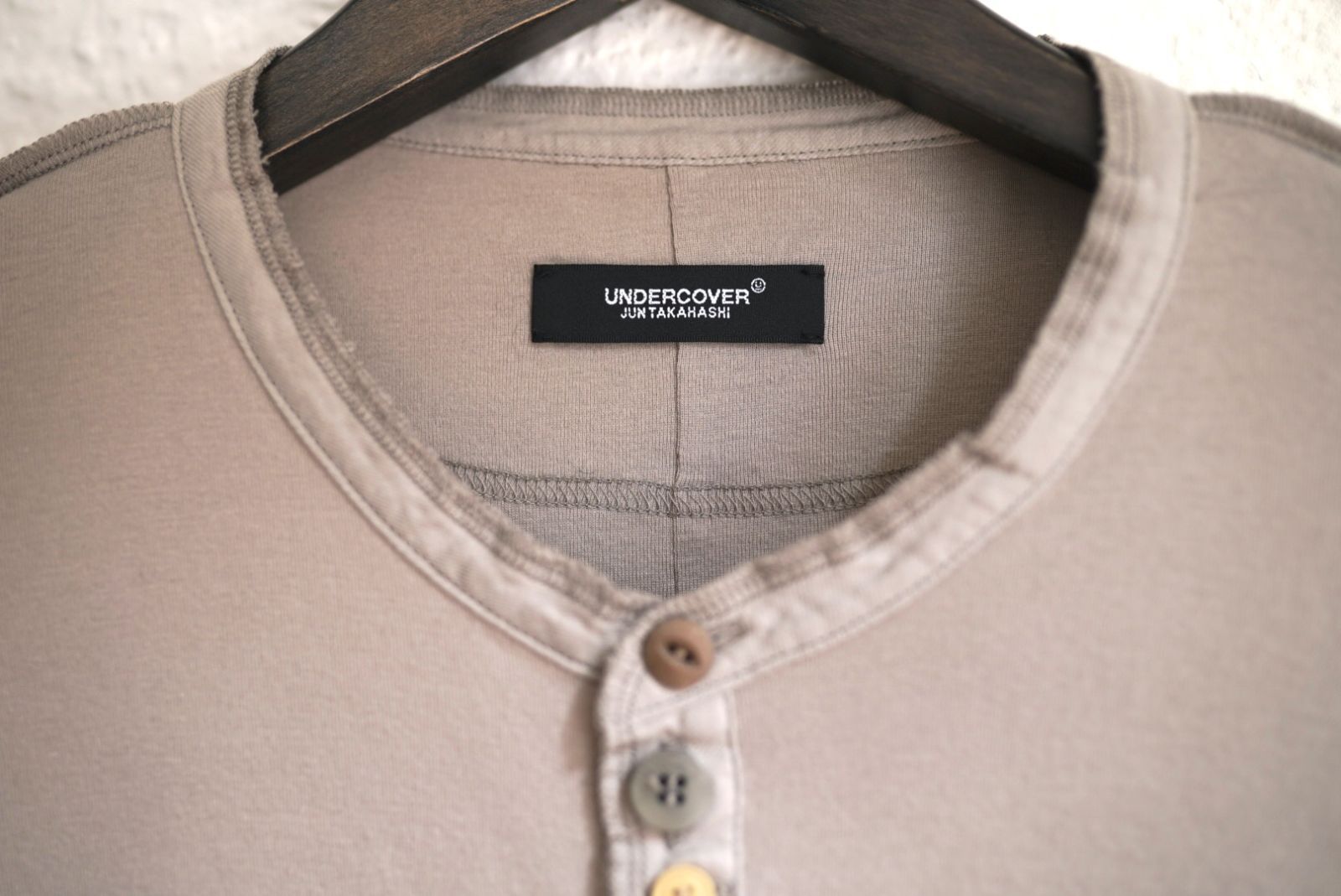 25SS ランダムボタンヘンリーネックカットソー / UNDERCOVER(アンダー 