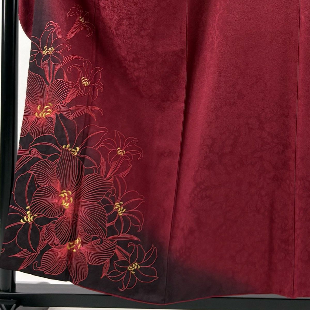 振袖単品　袷 梅 蝶 金糸 絞り 赤 正絹 秀品 美品】 振袖 身丈156cm 裄丈63.5cm S 袷 やまと 百合 刺繍 金糸 えんじ