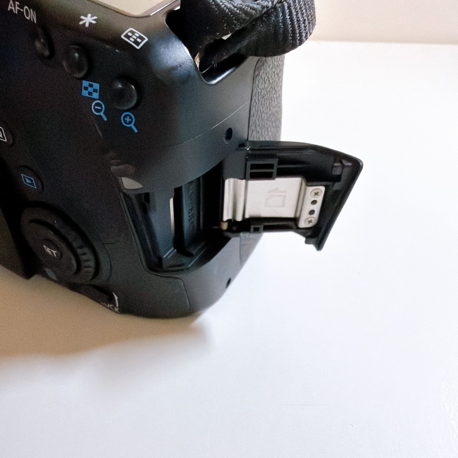 Canon EOS 80D (W) カメラ 一眼レフ 起動確認済み レンズ、SDカード