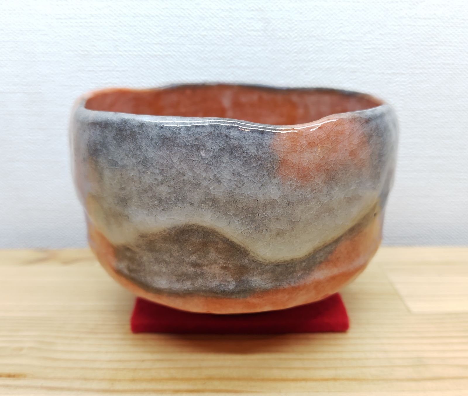 送料込【逢絢亭】茶道具 平茶碗 楽焼 赤楽 小川長楽 共箱入り 逢絢亭・中古品】茶道具 茶碗 楽焼 赤楽 2代目 小川長楽 共箱入り