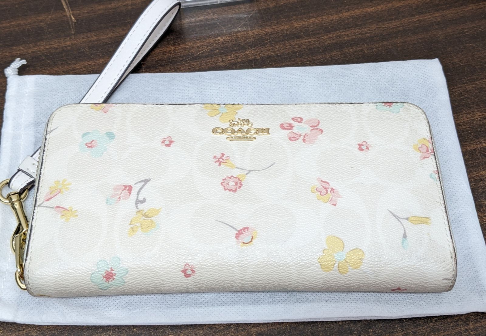 新品✨COACH コーチ 長財布 花柄フローラルホワイト ストラップ付C8695 長財布◎コーチ 花柄 C8695 レディース フローラル ストラップ付き