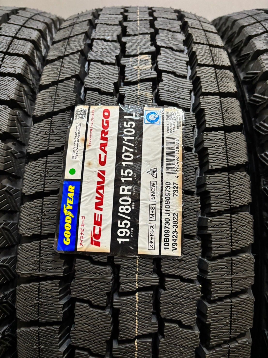 走行短め 22年製 GOODYEAR ICENAVI CARGO 195/80R15 107/105L LT 15インチ スタッドレス 4本 ハイエース キャラバン等　(TD082)  クレジットカード QR決済可能 グッドイヤー（GOODYEAR） 195/80R15 107/105N アイスナビ カーゴ 2024