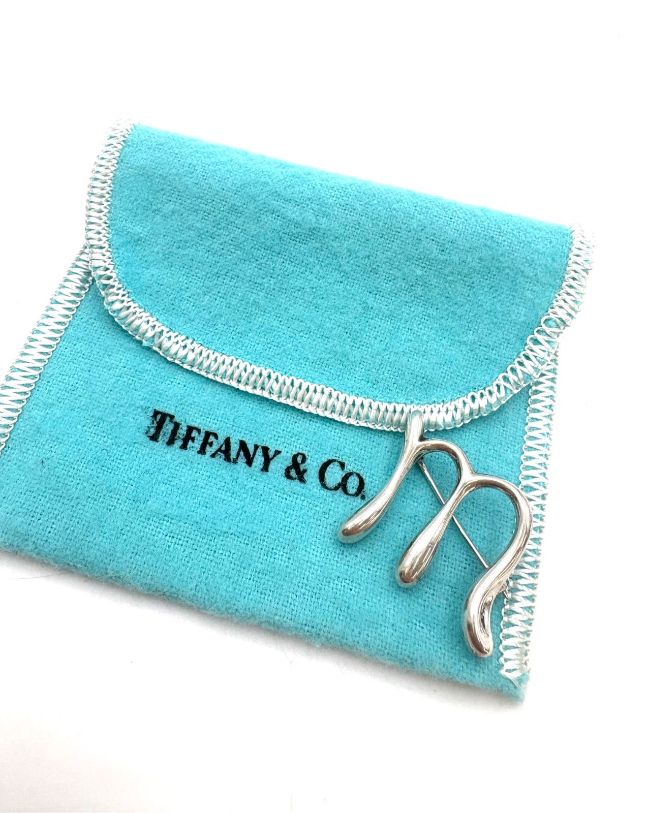 ティファニー　ブローチ　イニシャル　エム　m ピンバッチ　シルバー925 箱付き TIFFANY&Co. ティファニー イニシャル M ブローチ シルバー925 保存袋