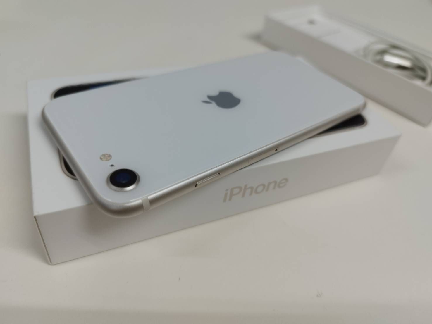 iPhone SE 第3世代 64GB スターライト 良品 SIMフリー - メルカリ