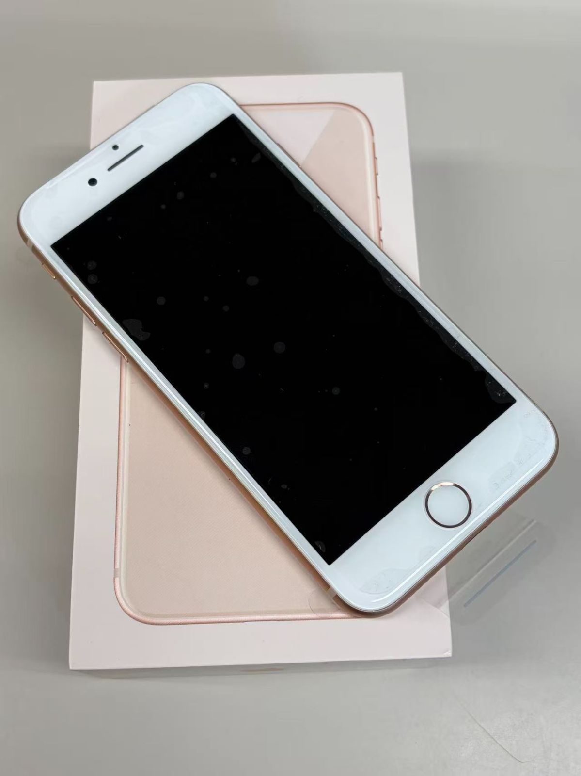 iPhone8 64GB ゴールド ジャンク品 docomo SIMロック解除済 - メルカリ