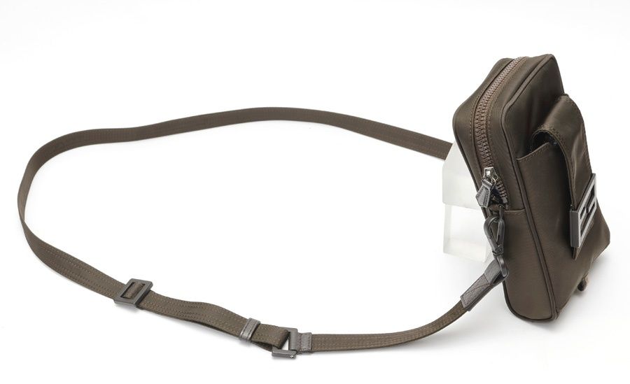 フェンディ / FENDI　バゲット フォンホルダー / ショルダーポーチ　7AS056　ナイロン　カーキ系 【中古】 フェンディ フォンホルダー バゲット フォンポーチ ナイロン/レザー