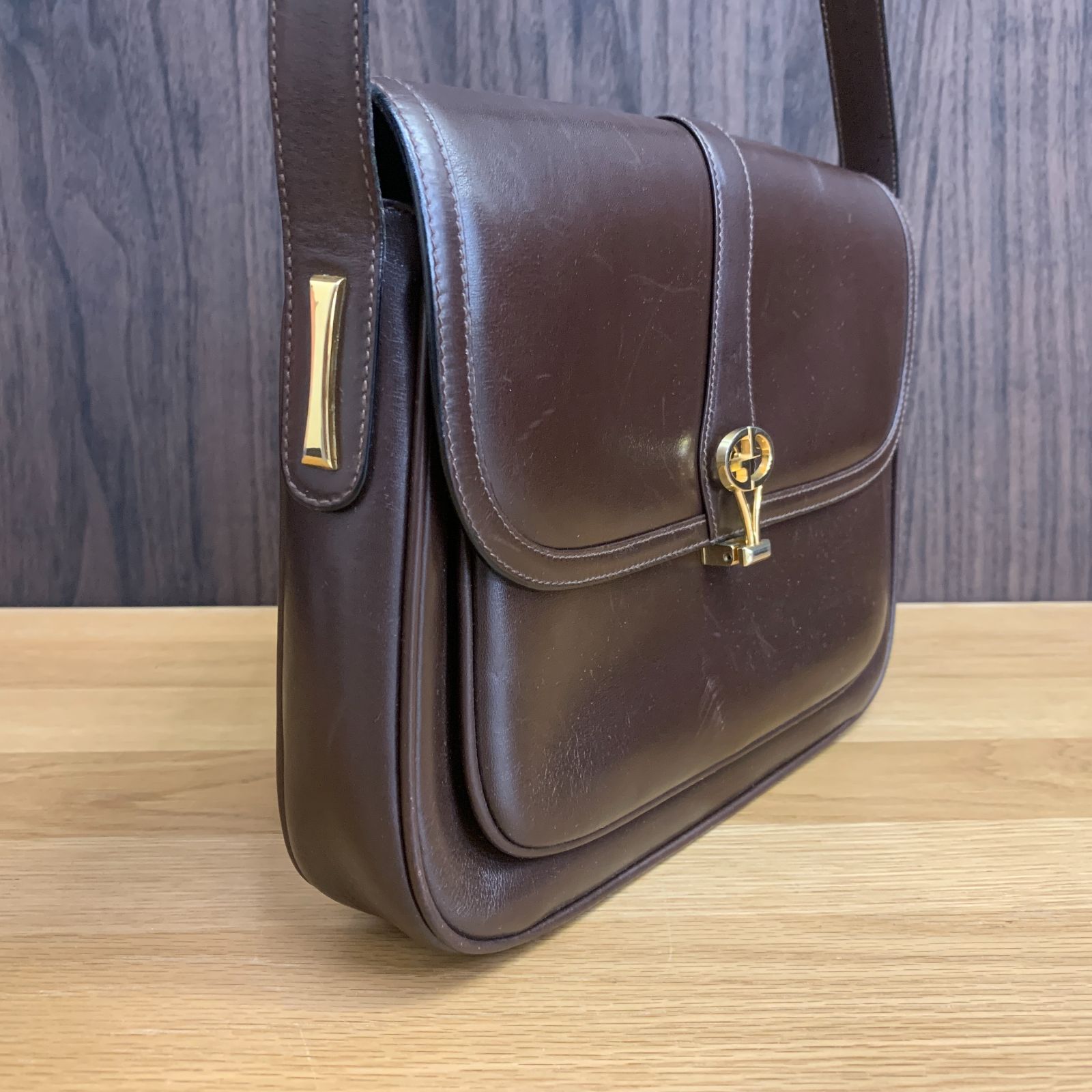 GUCCI グッチ ブラウンレザー フラップ式ショルダーバッグ オールドグッチ オールドグッチ GUCCI レザー ショルダーバッグ ブラウン インター