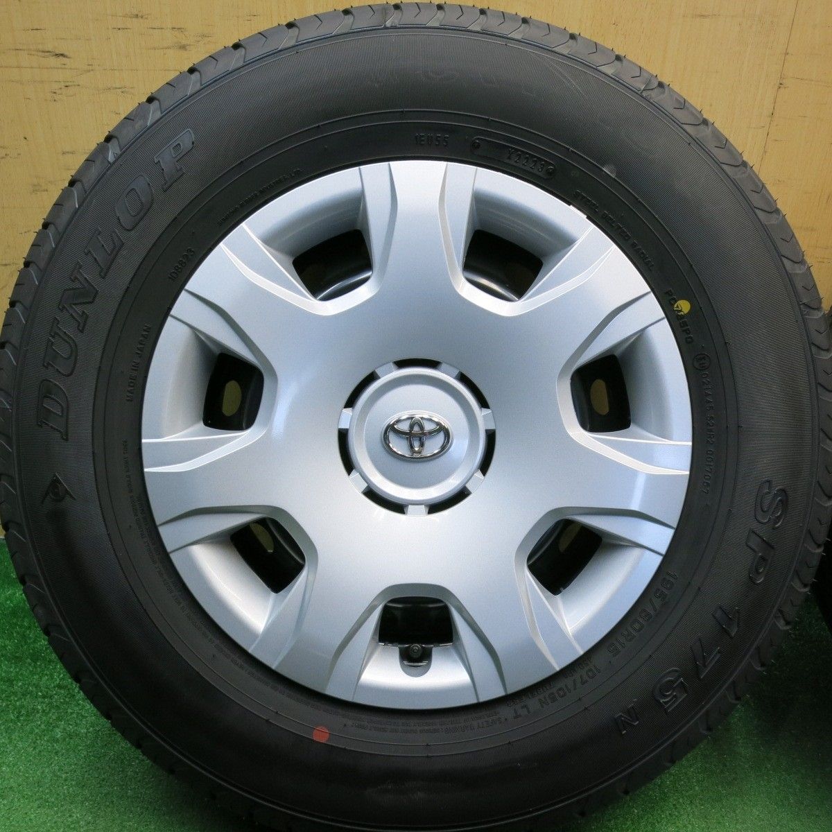 新車外し！23年☆トヨタ 200系 ハイエース 純正 スチール 195/80R15 
