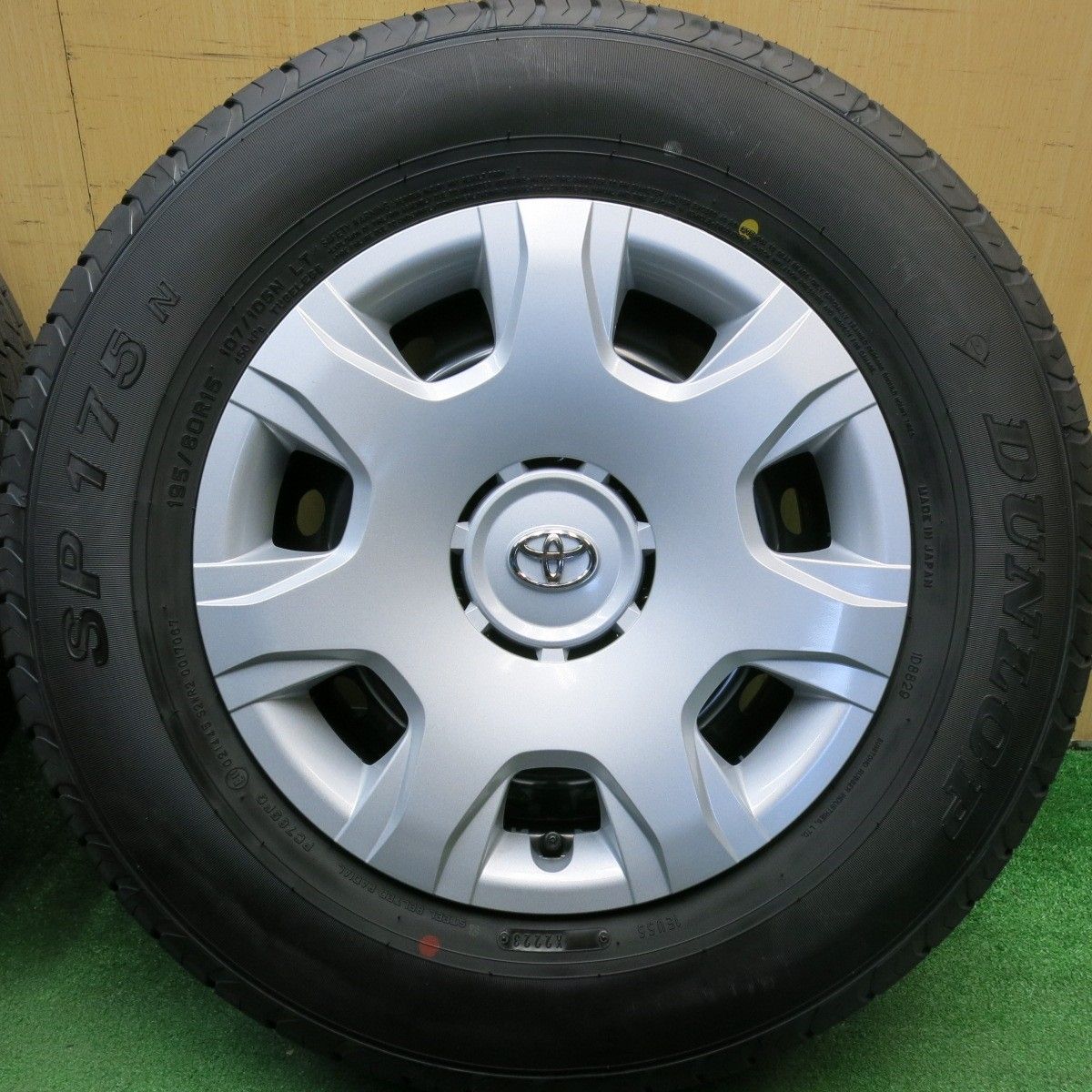 ハイエース 200系 ほぼ新車外し 195/80R15 107/105 ハイエース 200系 ほぼ新車外し 195/80R15 107/105