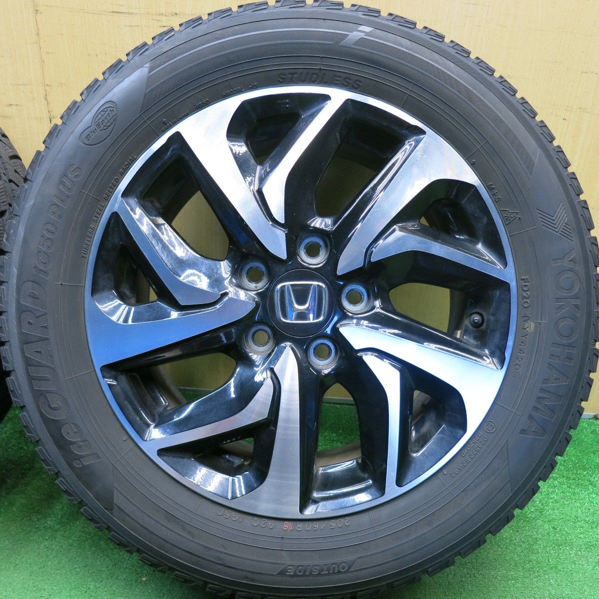 バリ溝❗️スタッドレスタイヤ➕HONDA純正ホイール バリ溝！9分☆ホンダ ステップワゴン スパーダ 純正 205/60R16