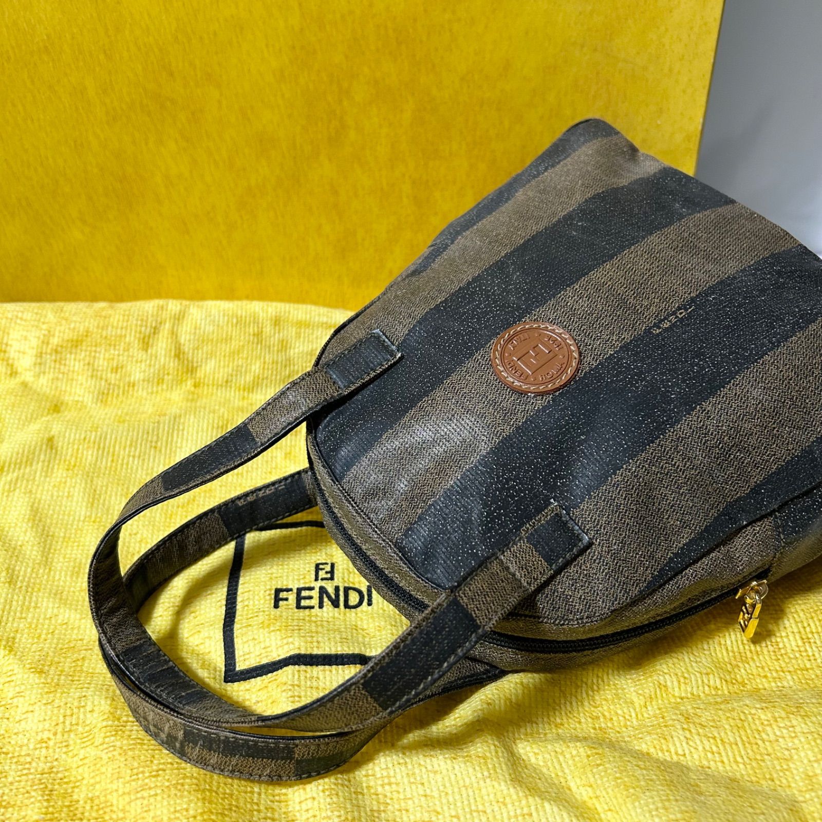 美品 FENDI 2way ボストンバッグ ペカン PVC レザー ハンドバッグ FENDI フェンディ ペカン ショルダーバッグ ブラック ロゴ PVC レザー