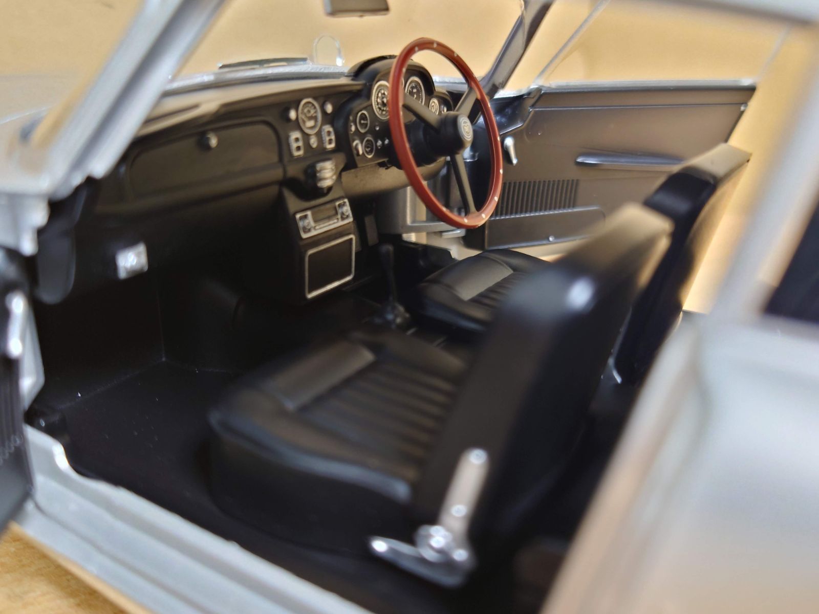 1/18 アストンマーティン DB5 1964 シルバー ソリド製ダイキャスト製