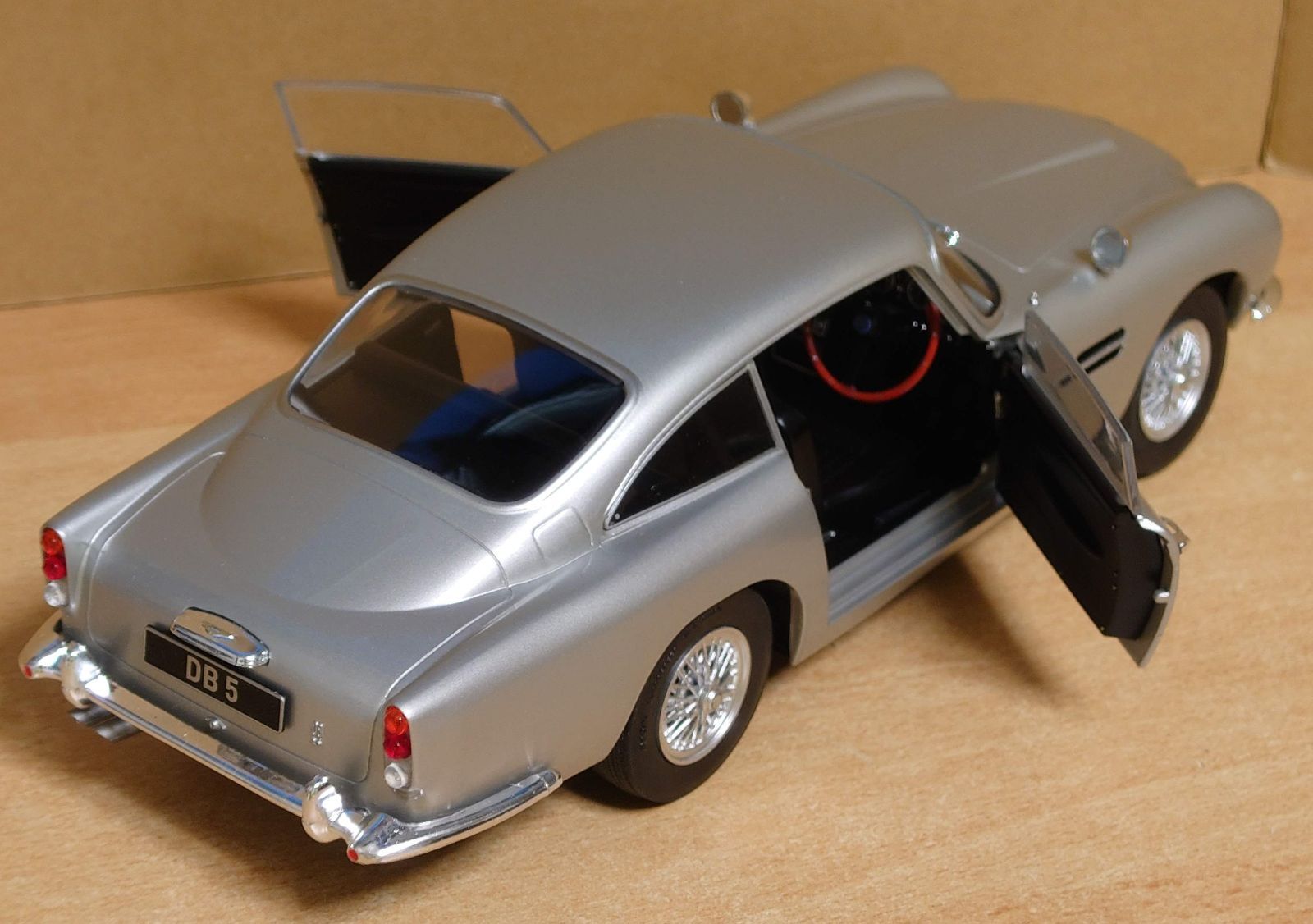 1/18 アストンマーティン DB5 1964 シルバー ソリド製ダイキャスト製