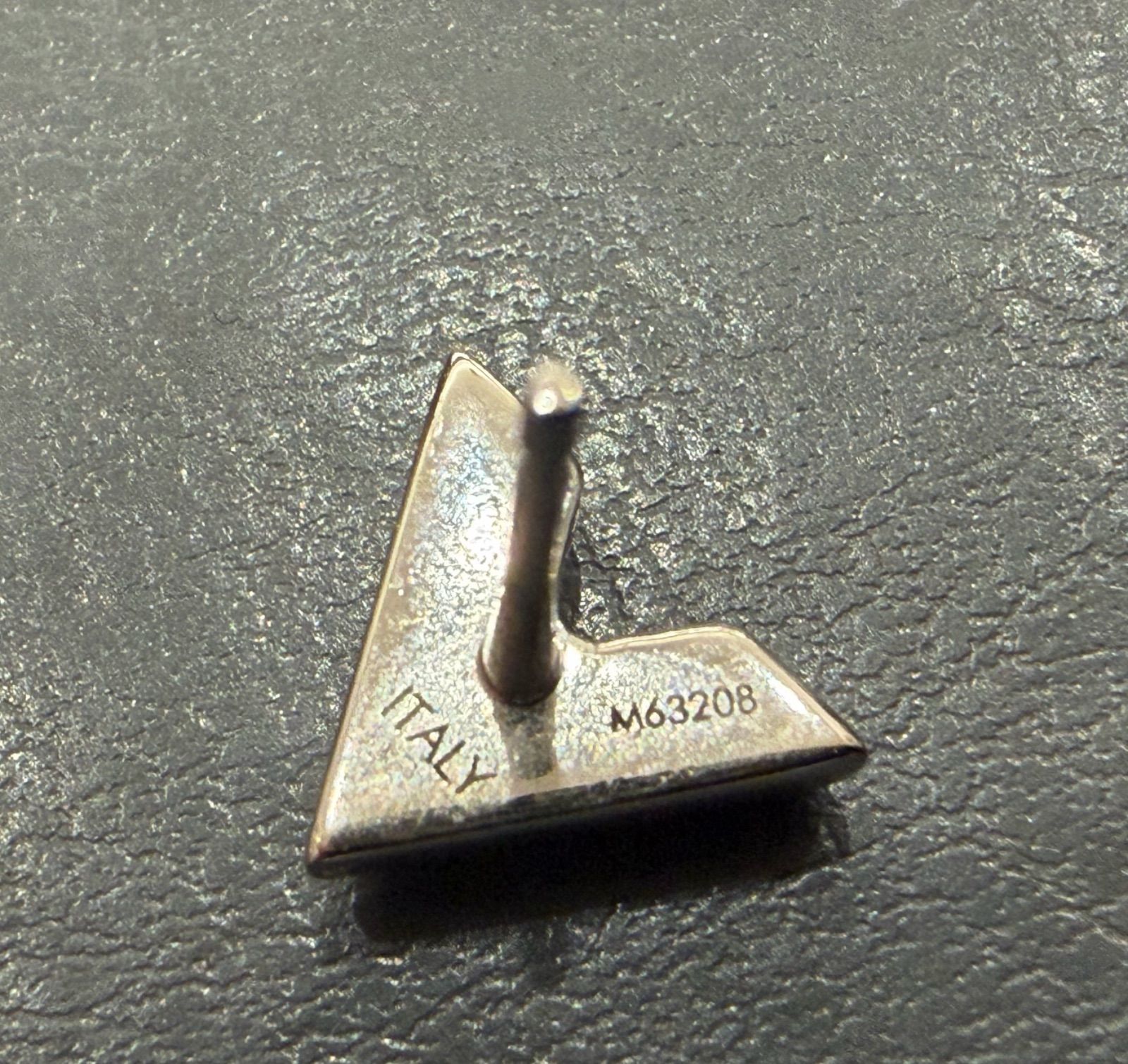 ☆NA05794 LOUIS VUITTON ルイヴィトン エセンシャルV ピアス シルバー