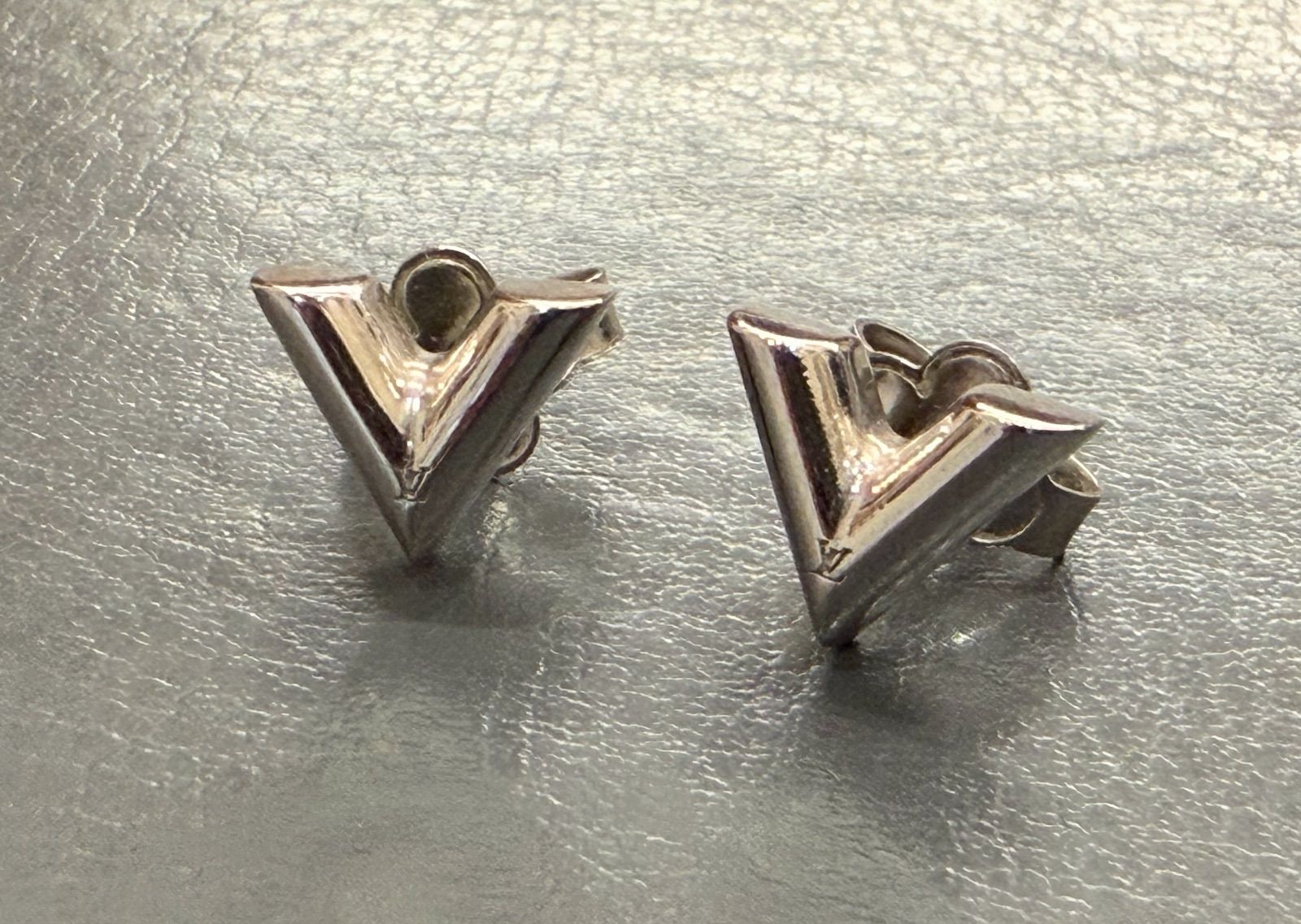 ☆NA05794 LOUIS VUITTON ルイヴィトン エセンシャルV ピアス シルバー