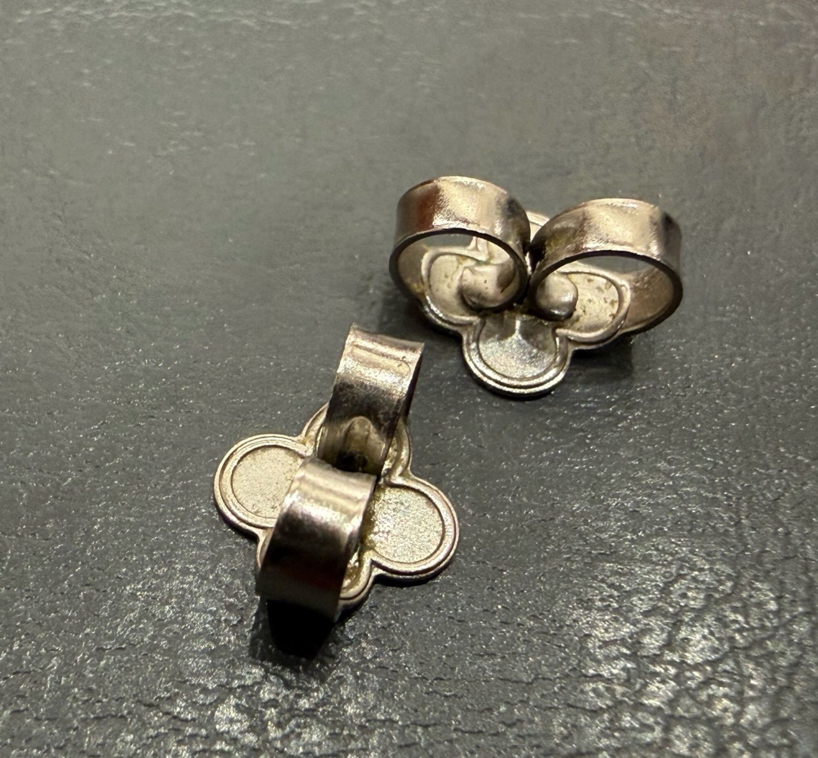 ☆NA05794 LOUIS VUITTON ルイヴィトン エセンシャルV ピアス シルバー