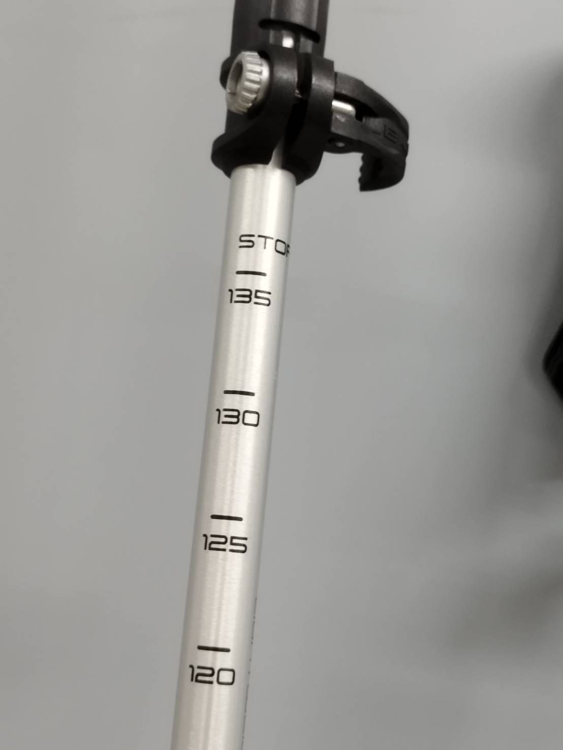 【未使用に近い】LEKI レキ ジャーニーライト/トレッキングポール/220レッド 未使用に近い】LEKI レキ ジャーニーライト/トレッキングポール/220