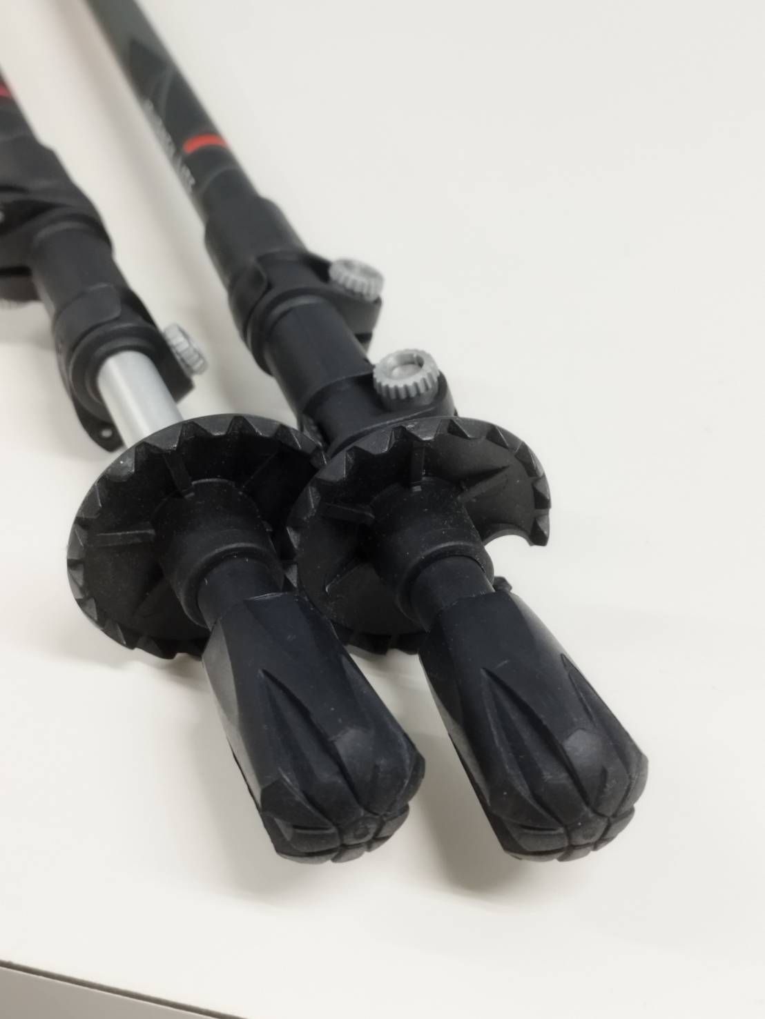 【未使用に近い】LEKI レキ ジャーニーライト/トレッキングポール/220レッド 未使用に近い】LEKI ジャーニーライト/トレッキングポール/220レッドの