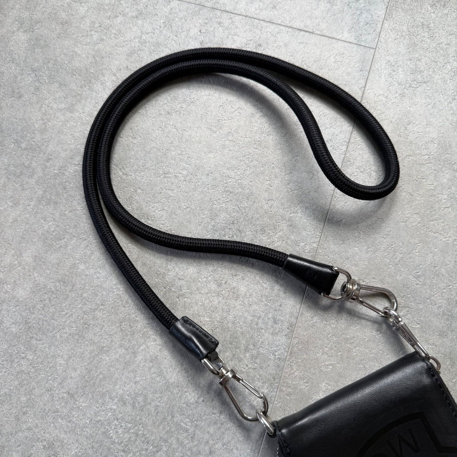 MONCLER モンクレール スマートネックウォレット ショルダー ラウンド