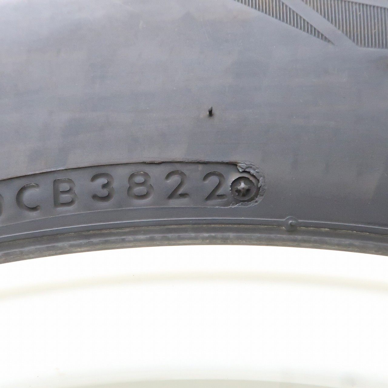BS BLIZZAK DM-V2 265/65R17 17インチ スタッドレス 4本 2018年製 バリ溝 ランクルプラド ハイラックスサーフ等　(VTD426) クレジットカード QR決済可能 BS BLIZZAK DM-V2 265/65R17 17インチ スタッドレス 4本 2018年製 バリ溝