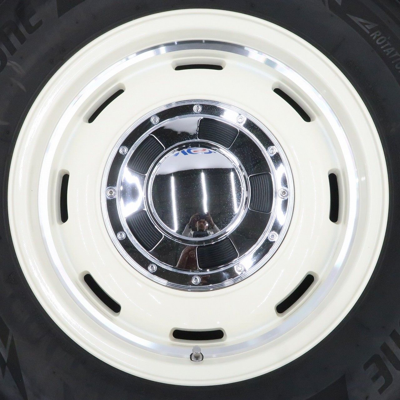BS BLIZZAK DM-V3 265/65R17 17インチ スタッドレス 4本 20年製 バリ溝 ランクルプラド ハイラックスサーフ等　(MTG525) クレジットカード QRコード決済可能 ブリザック スタッドレス ブリヂストン DM-V3 265/70R17 265/65R17