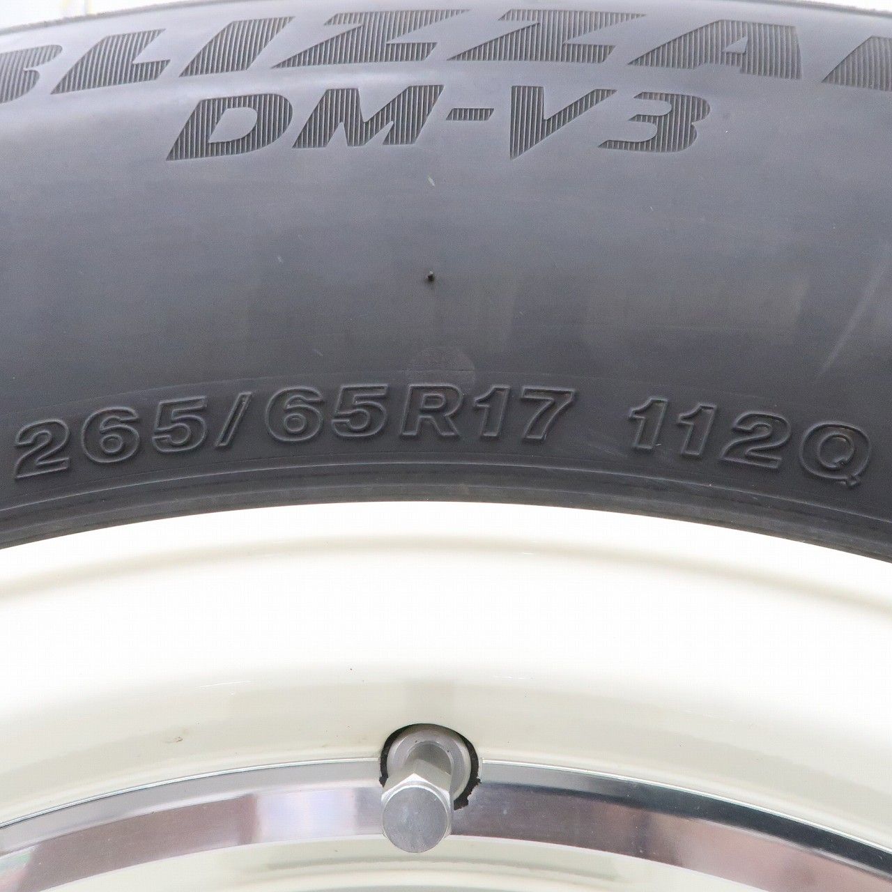 BS BLIZZAK DM-V3 265/65R17 17インチ スタッドレス 4本 20年製 バリ溝 ランクルプラド ハイラックスサーフ等　(MTG525) クレジットカード QRコード決済可能 ブリザック スタッドレス ブリヂストン DM-V3 265/70R17 265/65R17