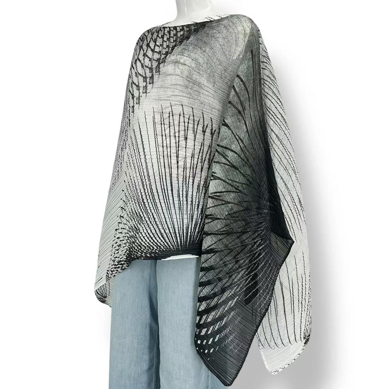 [人気•美品]ISSY MIYAKE ポンチョ風トップス 人気•美品]ISSY ポンチョ風トップス MIYAKE トップス