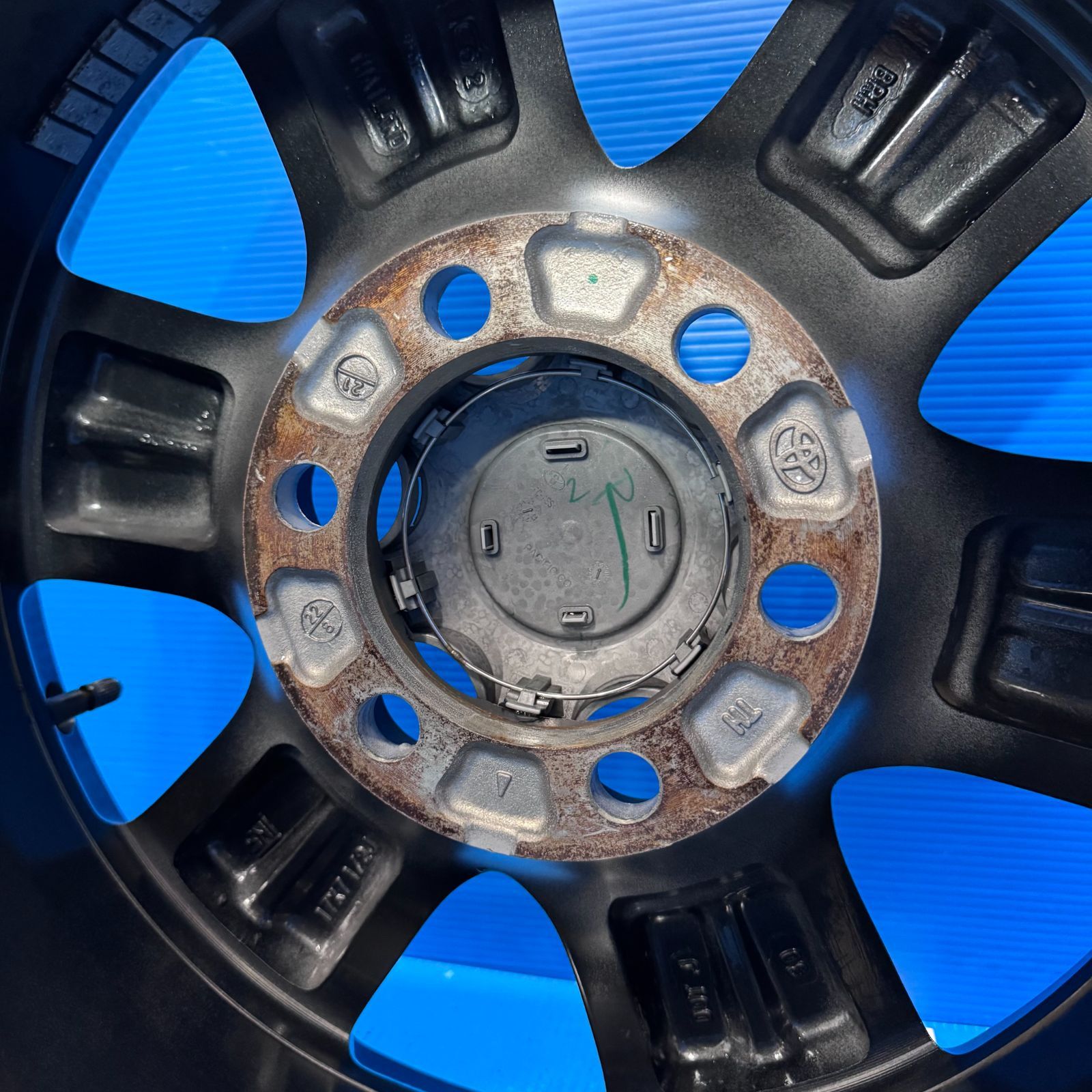 GUN125後期ハイラックスZ純正17インチアルミホイール1本 7.5J +30 6H 