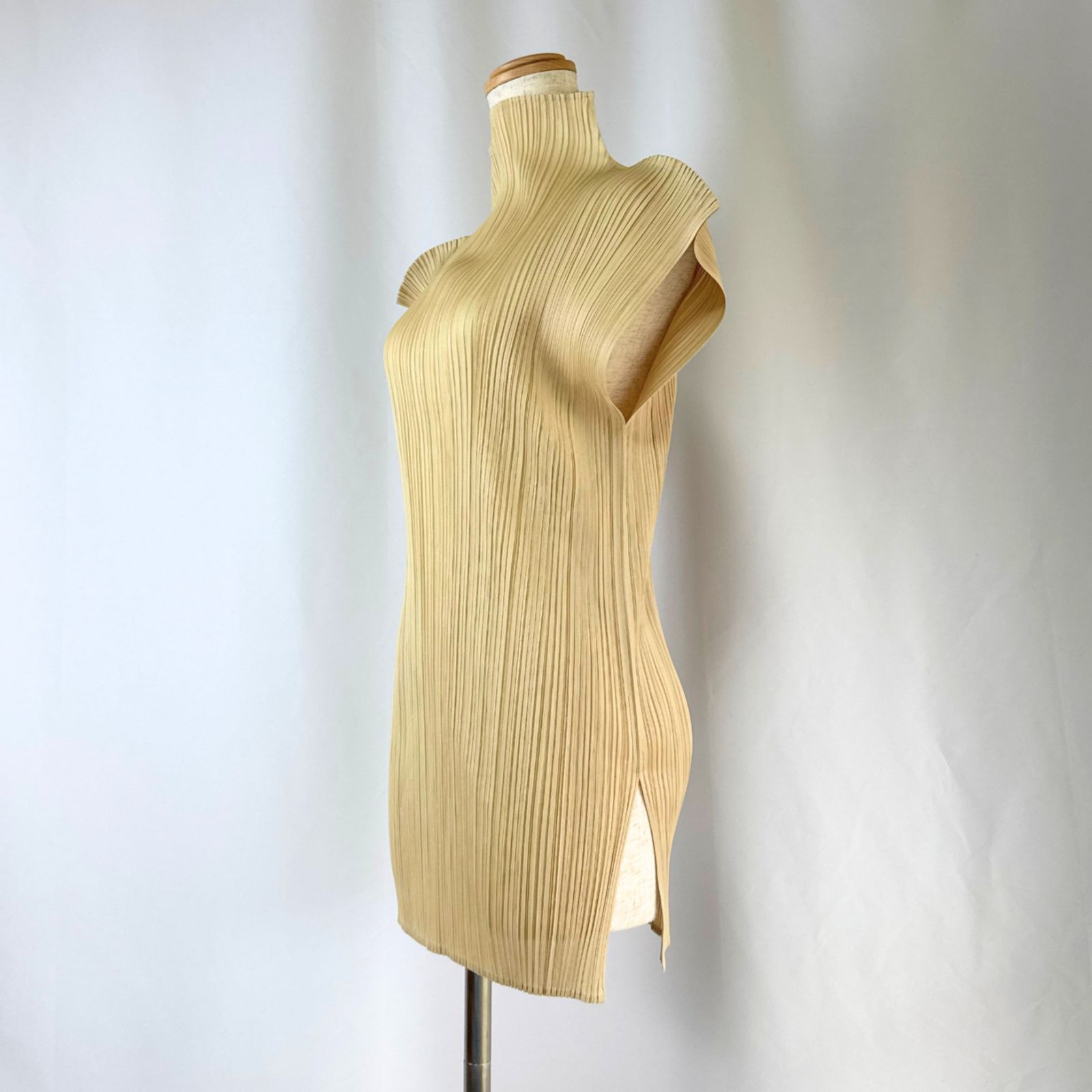 PLEATS PLEASE ノースリーブチュニック PLEATS PLEASE ISSEY MIYAKE ノースリーブチュニック - メルカリ