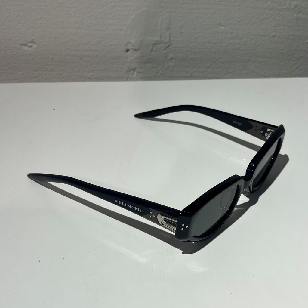 【極美品25年】GENTLE MONSTER DEVON サングラス ブラック Gentle Monster Devon cat-eye Sunglasses | Black | FARFETCH